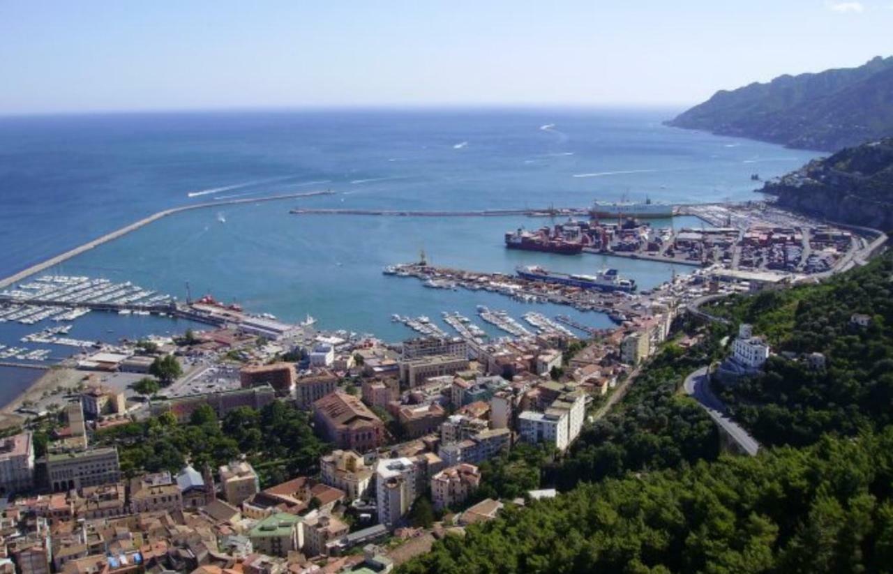 Casa Vacanza "Al Vicolo Delle Colonne" Salerno Ngoại thất bức ảnh