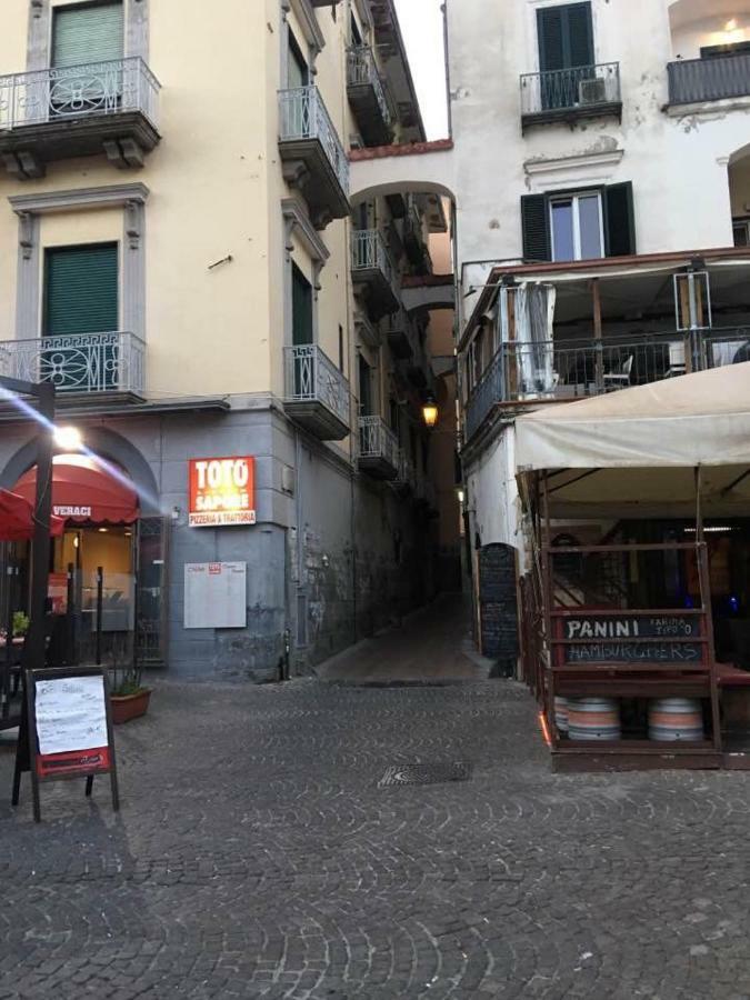 Casa Vacanza "Al Vicolo Delle Colonne" Salerno Ngoại thất bức ảnh