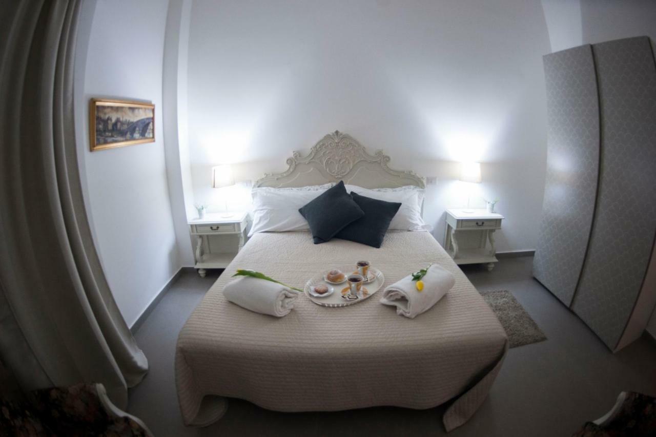 Casa Vacanza "Al Vicolo Delle Colonne" Salerno Ngoại thất bức ảnh